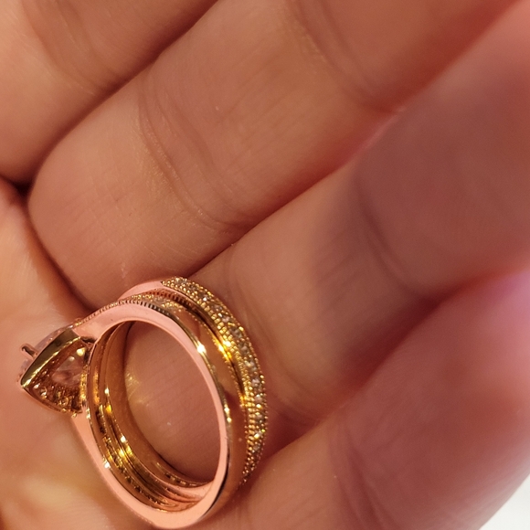 Elegant Gold and Silver Teardrop Ring - Picture 2 of 9